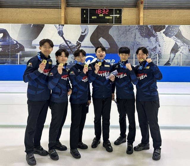 ▲ 의성고등학교 컬링팀은 지난 8일부터 13일까지 핀란드 로흐야에서 열린 2024 세계주니어컬링선수권B대회 남자부에서 우승을 차지했다.ⓒ의성군