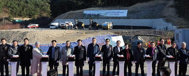 ▲ 포항시가 16일 포항시산림조합 숲마을 옆 경상권역 임산물 물류터미널 조성사업 현장에서 경상권역 임산물 물류터미널, 경상권 목재자원화센터, 임산물 가공센터, 포항시산림조합 신청사 건립 기공식을 열고 기념촬영을 하고 있다.ⓒ포항시