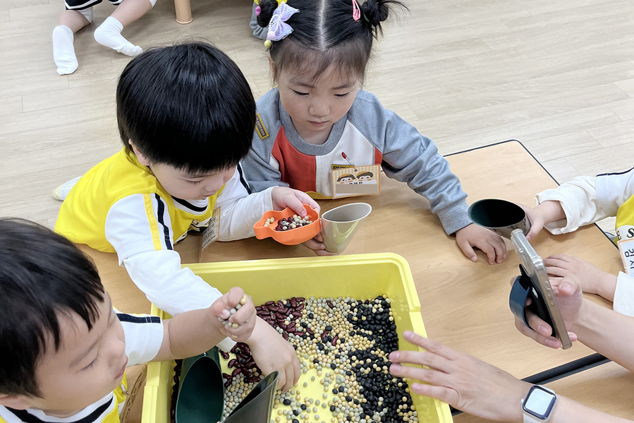 ▲ 대구한의대학교(총장 변창훈)가 위탁 운영하고 있는 칠곡군어린이·사회복지급식관리지원센터(센터장 정현아)는 특화사업으로 ‘푸드브릿지’를 진행했다.ⓒ대구한의대