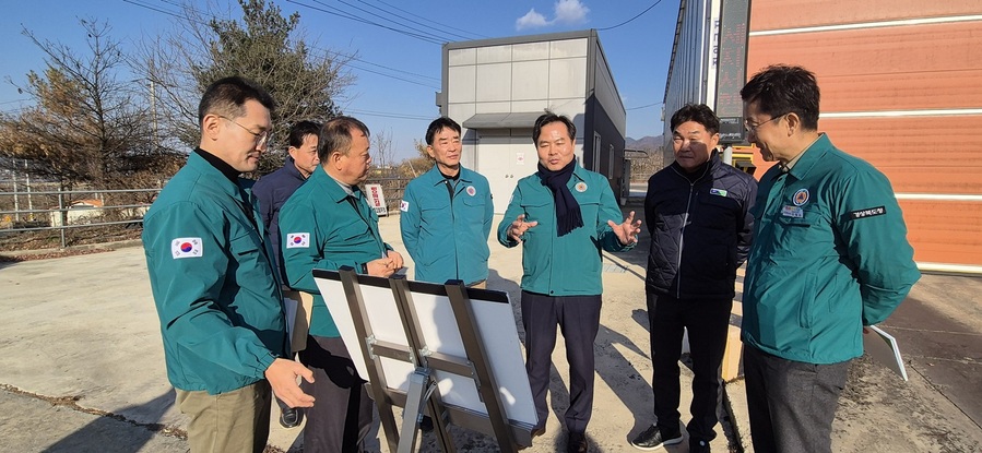 ▲ 김학홍 경상북도 행정부지사가 민생 살리기 일환으로 재난성 가축질병 방지를 위해 14일 상주시에 이어 16일에도 문경시 거점소독시설을 방문해 겨울철 가축전염병 차단방역 상황을 지도·점검했다.ⓒ경북도