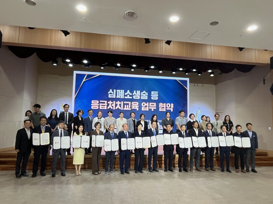 ▲ 경북교육청(교육감 임종식)은 올해 전국 교육청 최초로 심폐소생술 교육 예약시스템을 구축하고 경북형 심폐소생술 등 응급처치교육 업무 길라잡이 발간, 삼대(三代)가 함께하는 심폐소생술 교육 시행 등 다양한 성과를 올리고 있다.ⓒ경북교육청