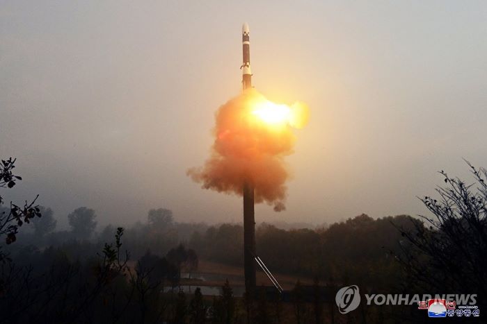 ▲ 김정은 북한 국무위원장의 현지지도 아래 지난달 31일 아침 신형 대륙간탄도미사일(ICBM) '화성포-19형' 시험발사를 성공적으로 단행했다고 조선중앙통신이 1일 보도했다. ⓒ평양 조선중앙통신/연합뉴스