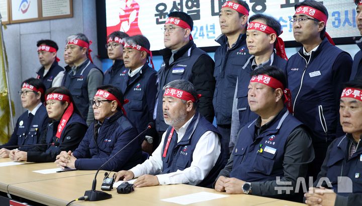 ▲ 김동명 한국노총 위원장이 지난 4일 오후 서울 영등포구 한국노총빌딩에서 열린 윤석열 대통령 퇴진 촉구 기자회견에서 발언을 하고 있다. ⓒ뉴시스