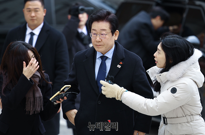 ▲ 이재명 더불어민주당 대표가 17일 서울 서초구 서울중앙지방법원에서 열린 '대장동 배임 및 성남FC 뇌물 의혹' 관련 60차 공판에 출석하고 있다. ⓒ서성진 기자