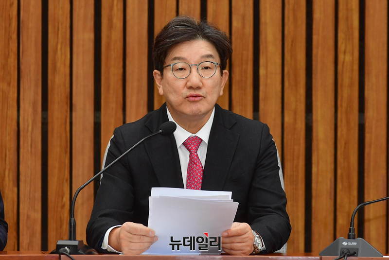 ▲ 권성동 국민의힘 당대표 권한대행 겸 원내대표가 17일 오전 국회에서 열린 원내대책회의에서 발언하고 있다. ⓒ이종현 기자