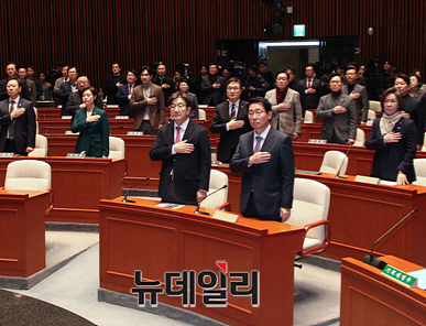 ▲ 권성동 국민의힘 원내대표를 비롯한 의원들이 지난 16일 오후 서울 여의도 국회에서 열린 의원총회에서 국민의례를 하고 있다. ⓒ서성진 기자