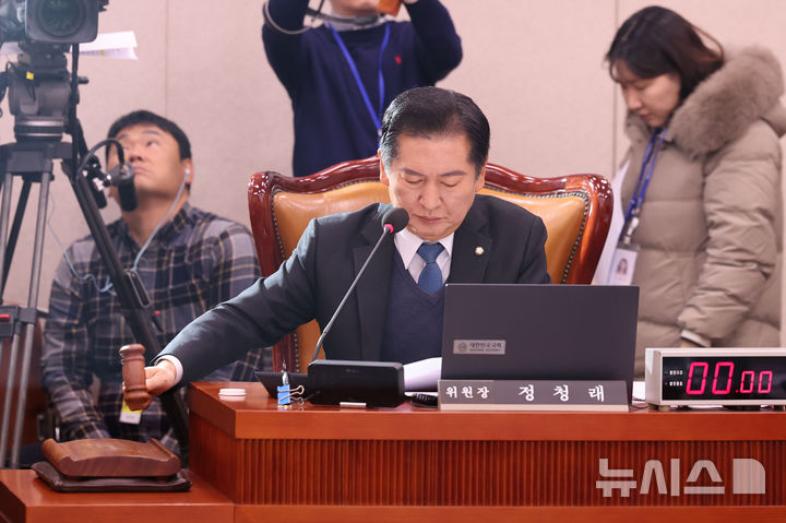 ▲ 17일 오전 서울 여의도 국회에서 열린 법제사법위원회 전체회의에서 정청래 법사위원장이 의사봉을 두드리고 있다. ⓒ뉴시스