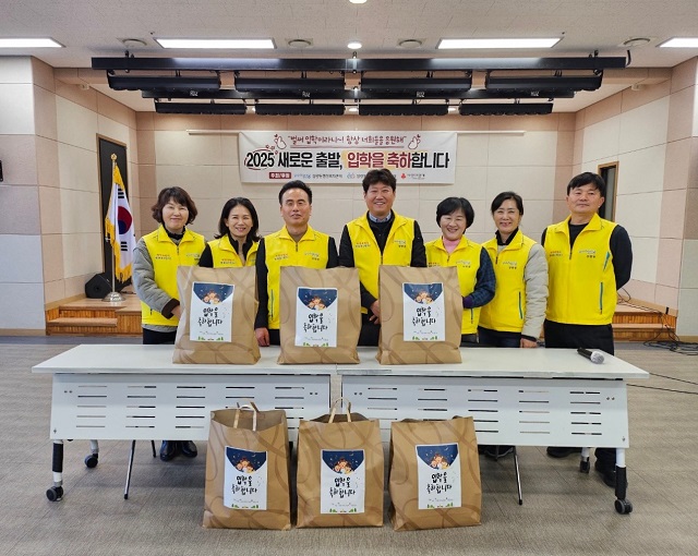 ▲ 포항시 장량동지역사회보장협의체는 17일 관내 저소득층 중 초등학교에 입학하는 아동들에게 신학기 가방을 제공하는 ‘2025 새로운 출발 입학을 축하해’ 행사를 가졌다.ⓒ포항시