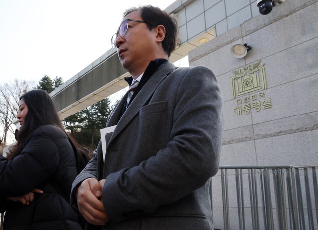 ▲ 비상계엄 공조수사본부 관계자가 16일 용산 대통령실에서 나오고 있다.

이날 공조수사본부는 윤석열 대통령 출석요구서 전달을 위해 대통령실을 방문했지만 전달하지 못했다. ⓒ연합뉴스