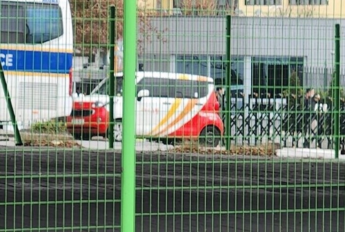 ▲ 17일 오전 9시55분 우체국 차량이 서울 용산구 한남동 대통령 관저 입구에 서 있다. ⓒ연합뉴스