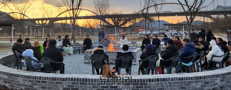 ▲ 17일 오후 합강오토캠핑장 재개장식에 참석자들이 캠프파이어를 하고 있다.ⓒ이길표 기자