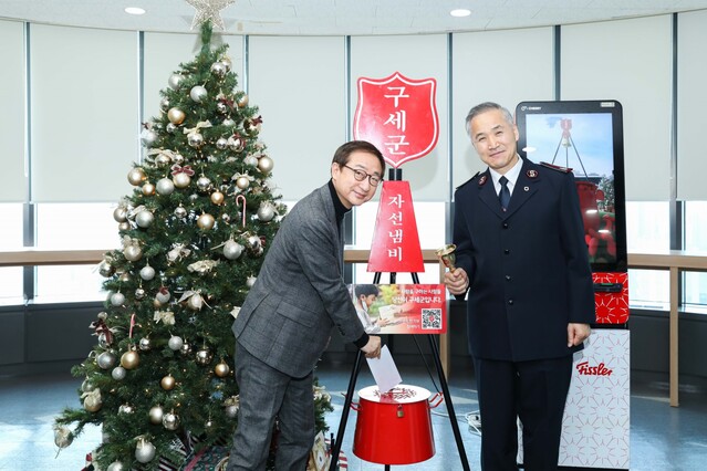 ▲ 현대해상은 지난 17일 서대문구 충정로에 위치한 구세군빌딩에서 구세군 자선냄비에 성금 2억원을 전달했다고 18일 밝혔다. 현대해상 조용일 대표이사(왼쪽)가 구세군 자선냄비에 성금을 기부하고 있다.ⓒ현대해상