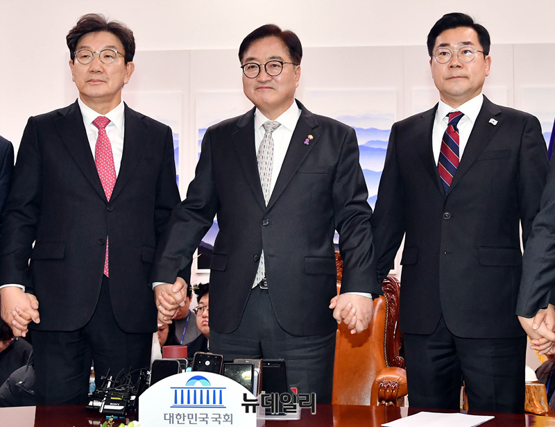 ▲ 우원식 국회의장, 권성동 국민의힘 당대표 권한대행 겸 원내대표, 박찬대 더불어민주당 원내대표가 17일 오후 국회에서 열린 국회의장 주재 여야 원내대표 회동에서 기념촬영을 하고 있다. ⓒ이종현 기자