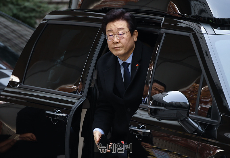 ▲ 이재명 더불어민주당 대표가 17일 오전 서울 서초구 서울중앙지법에서 열린 '대장동 배임·성남FC 뇌물' 관련 1심 속행 공판에 출석하고 있다. ⓒ서성진 기자