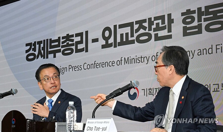 ▲ 최상목 경제부총리 겸 기획재정부 장관(왼쪽)과 조태열 외교부 장관이 18일 서울 중구 프레스센터에서 열린 합동 외신기자 간담회에서 논의하고 있다. ⓒ연합뉴스