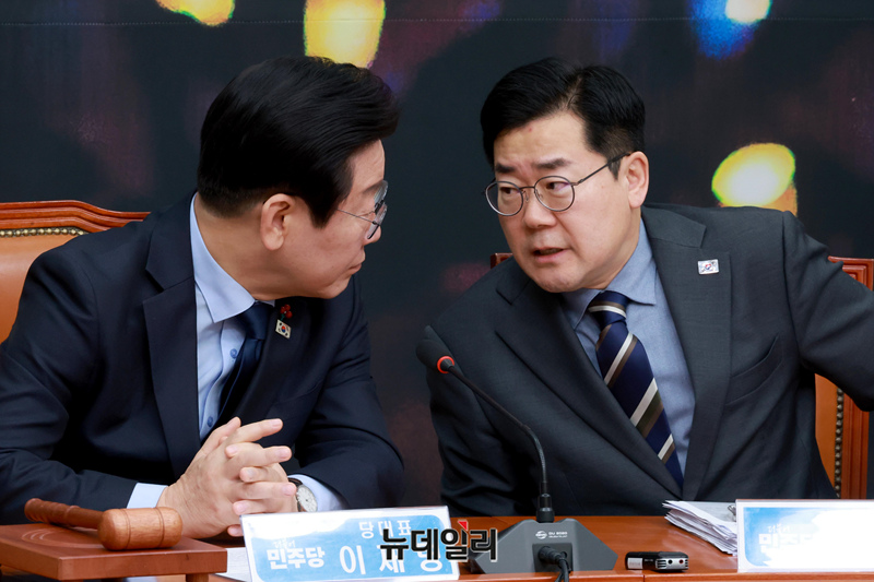 ▲ 이재명 더불어민주당 대표가 18일 오전 국회에서 열린 최고위원회의에 참석해 박찬대 원내대표와 대화를 나누고 있다.
 ⓒ이종현 기자