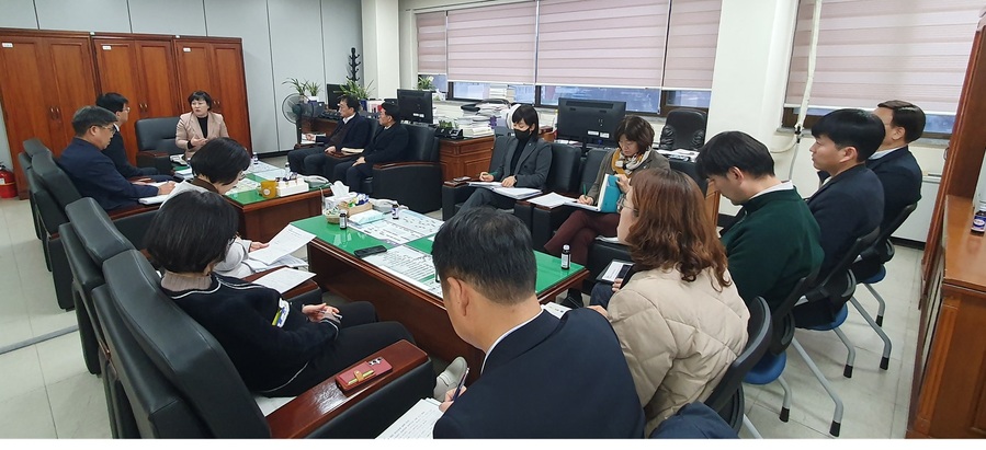 ▲ 충북도의회 산업경제위원회(위원장 김꽃임)는 17일 산업경제위 회의실에서 ‘충북도 민생안정특별대책반 운영에 따른 산업경제위원회 소관부서 간담회’를 열었다.ⓒ충북도의회