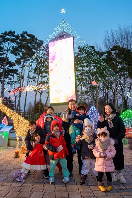 ▲ 증평군은 17일 오후 5시 30분, 증평읍 송산리 그린시티타워에서 ‘2024년 송년 희망 트리 점등식’을 진행했다.ⓒ증평군