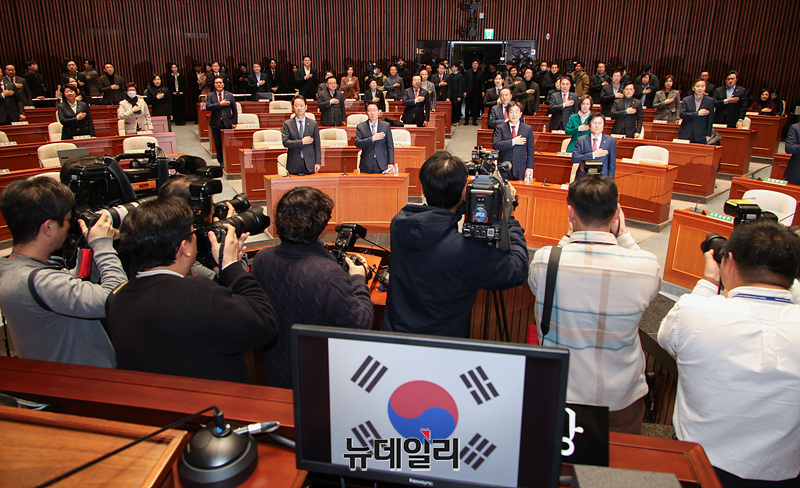 ▲ 권성동 국민의힘 당대표 권한대행 겸 원내대표를 비롯한 의원들이 18일 오후 서울 여의도 국회에서 열린 의원총회에서 국민의례를 하고 있다. ⓒ서성진 기자