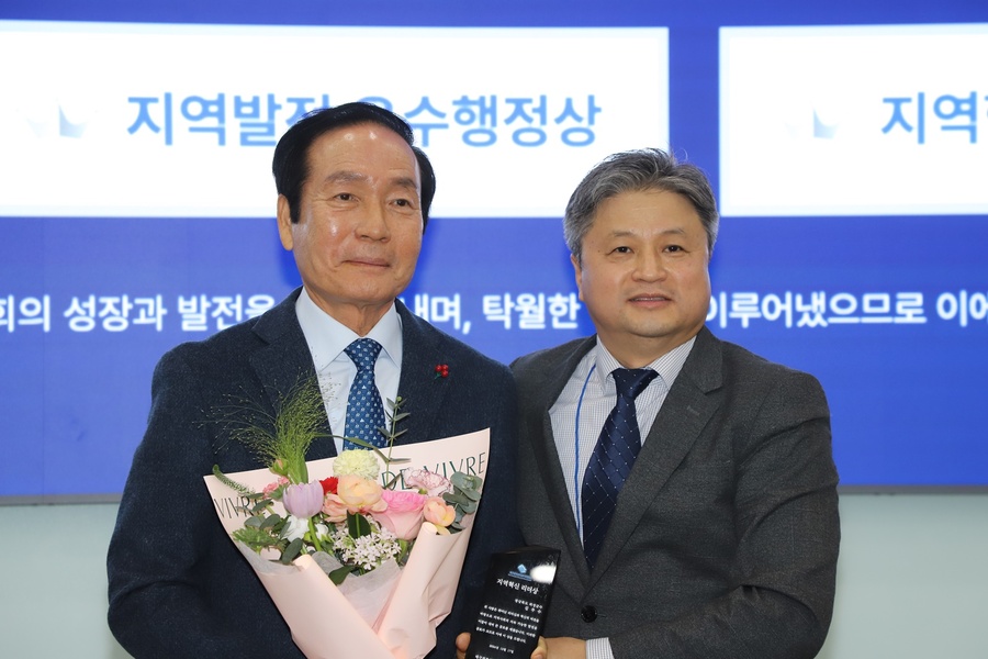 ▲ 김주수 경북 의성군수(왼쪽)는 17일 대구경북인터넷기자협회가 선정한 ‘지역혁신 리더상’을 수상했다.ⓒ대구경북인터넷기자협회