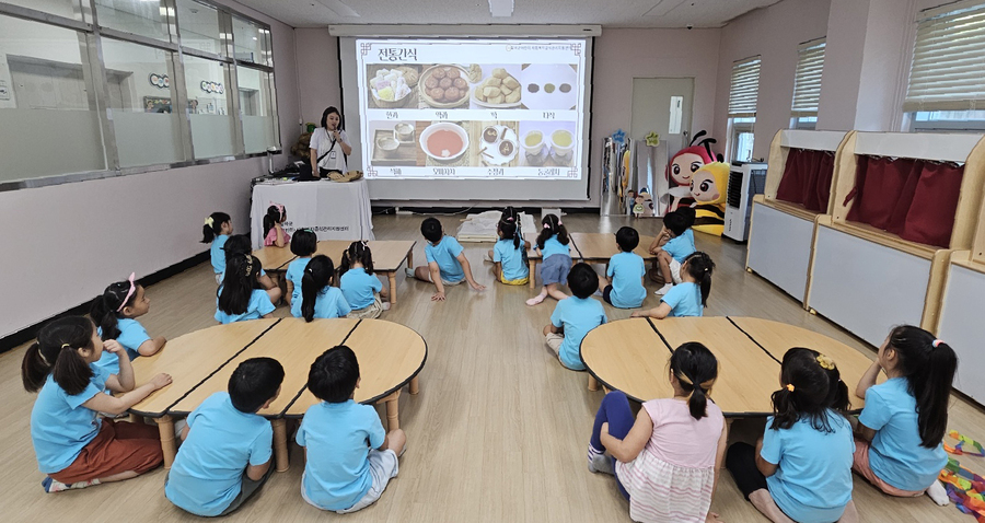 ▲ 대구한의대학교(총장 변창훈)가 칠곡군으로부터 위탁 운영하고 있는 칠곡군어린이·사회복지급식관리지원센터(센터장 정현아)는 특화사업으로 ‘전통놀이터(K/W/C문화)’를 지난 9월부터 2개월간 관내 등록급식소 13개소, 어린이 251명을 대상으로 실시했다.ⓒ대구한의대