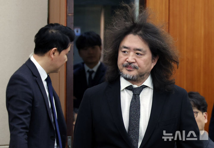 ▲ 방송인 김어준 씨가 13일 서울 여의도 국회에서 열린 제419회 국회(임시회) 제1차 과학기술정보방송통신위원회 전체회의, 비상계엄 관련 현안질의에 참고인으로 출석하고 있다. ⓒ뉴시스