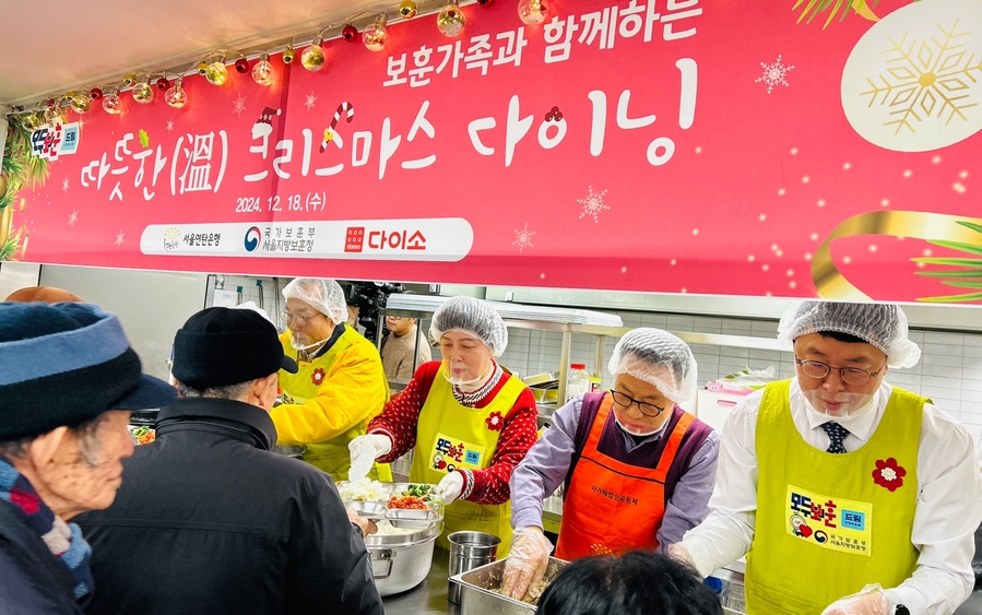 ▲ (왼쪽부터 순서대로) ㈜아성다이소 관계자, 강정애 국가보훈부 장관, 허기복 밥상공동체 연탄은행 대표, 전종호 서울지방보훈청장이 지난 18일 국가유공자 어르신들께 점심을 배식하고 있다.ⓒ다이소