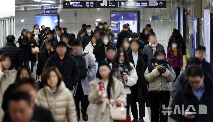 ▲ 서울 광화문역에서 시민들이 출근길 발걸음을 재촉하고 있다. ⓒ뉴시스