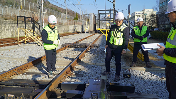 ▲ 박필우 기술이사와 분야별 담당자들 폭설·한파 대비 도시철도 안전 점검을 했다.ⓒ대전교통공사