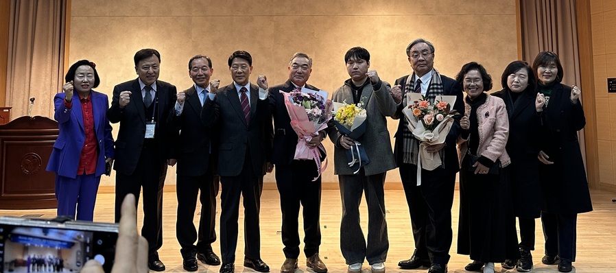 ▲ 아름다운학교운동본부 주관한 제3회 대한민국 ESG 대상 시상식에서 이 충북 향토 기업인 진우아이엔씨(대표이사 이종성)가 ESG 경영의 실천과 확산에 기여한 공로를 인정받아 ‘대한민국 ESG 대상(충북도지사상)’을 수상했다.ⓒ진우아이엔씨