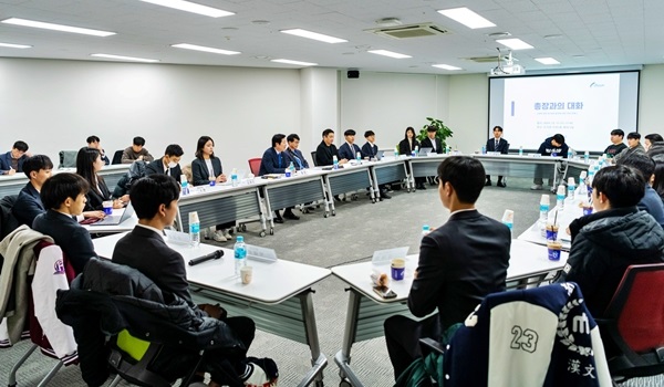 ▲ 김정겸 총장, 대학발전 논의를 위해 93개 학과 학생대표와 만남가져.ⓒ충남대