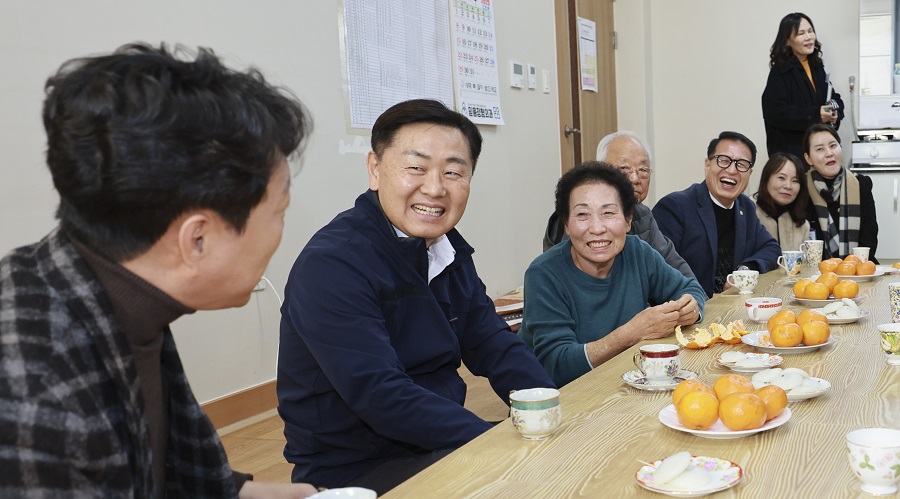 ▲ 19일 김관영 전북특별자치도지사가 겨울철을 맞아 취약 어르신들의 생활 실태와 현장의 목소리를 직접 듣기 위해 전주와, 익산의 민생현장을 방문하여 어르신들과 이야기를 나누고 있다.(익산철도관사마을 경로당)ⓒ전북자치도