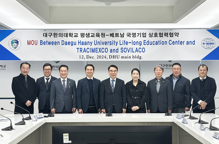 ▲ 대구한의대학교(총장 변창훈) 평생교육원은 최근 대학 본관 3층 대회의실에서 베트남 국영기업 TRACIMAXCO(트레이시멕스코), SOVILACO(소빌라코)와 인재를 양성하기 위한 3자 업무협약을 맺었다.ⓒ대구한의대