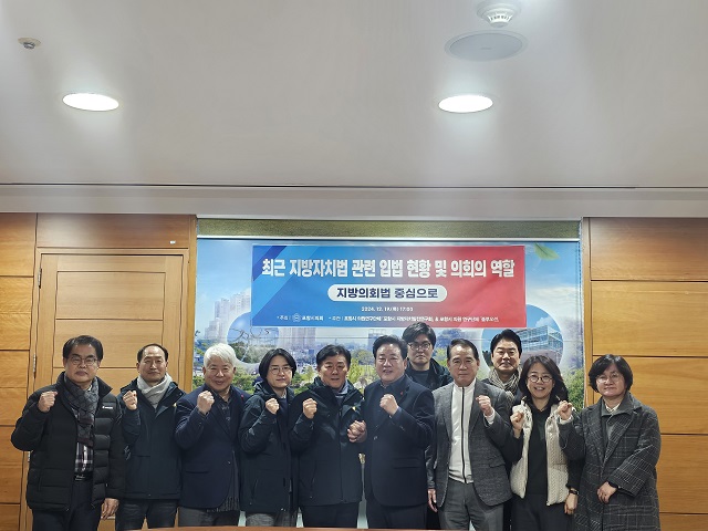 ▲ 포항시의회 의원 연구단체 ‘지방자치발전연구회’와 ‘블루오션’은 19일 오후 시의회 4층 소회의실에서 ‘풀뿌리 민주주의를 통한 자방자치발전’이라는 주제로 합동 간담회를 열었다.ⓒ포항시의회