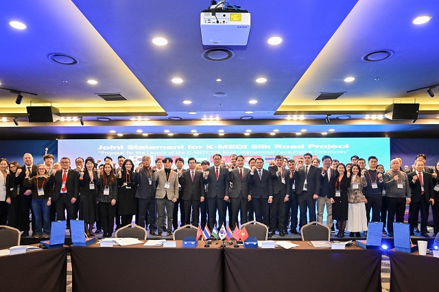 ▲ 경북도와 영덕군이 주최하고 대구한의대학교가 주관하는 K-MEDI 전통의학 실크로드 프로젝트 워킹 포럼이 지난 18일 경주 캔싱턴리조트에서 성공적으로 개최됐다.ⓒ영덕군