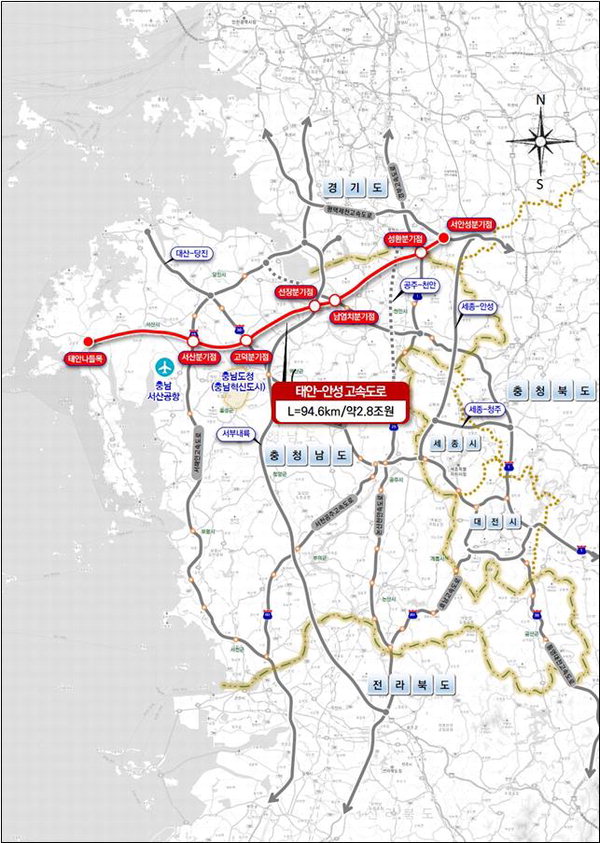 ▲ 충남도가 태안에서 경기도 안성을 잇는 국내에서 가장 긴 민자 고속도로 건설 사업을 추진한다. 충남도는 19일 DL이앤씨(투자자 하나은행)가 태안~안성고속도로 민간투자사업 제안서를 최근 국토교통부에 제출했다고 밝혔다. 태안~안성고속도로는 3조원을 들여 태안읍에서 서산, 예산, 당진, 아산, 천안 등 도내 5개 시군을 거쳐 경기도 안성까지 94.6㎞를 연결한다. 태안~안성 고속도로 위치도.ⓒ충남도