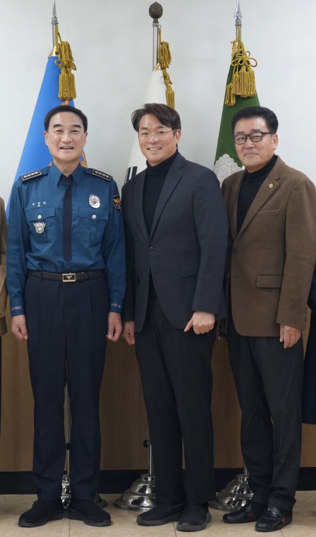 ▲ 빈준규 안산상록경찰서 서장을 비롯한 관계자들이 업무협약을 체결한 뒤 기념촬영을 하고 있다. ⓒSRGH사랑의병원 제공