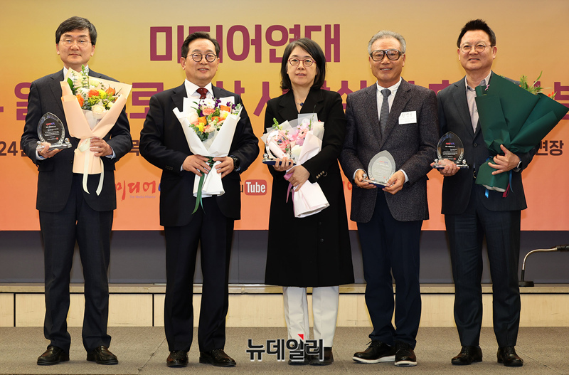 ▲ 지난 19일 언론시민단체 '미디어연대(상임대표 황우섭)'가 주최한 '2024년 알바트로스상 시상식'에서 알바트로스상을 받은 수상자들과 황우섭 미디어연대 상임대표가 기념 촬영을 하고 있다. 왼쪽부터 오정환 전 MBC노동조합(3노조) 비상대책위원장, 황우섭 대표, 김윤덕 조선일보 선임기자, 황병구 미주한인상공회의소총연합회 명예회장, 이성복 뉴데일리 대표이사. ⓒ정상윤 기자