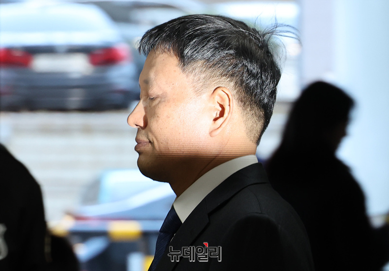 ▲ 구영배 큐텐그룹 대표가 지난 18일 오전 서울 서초구 서울중앙지방법원에서 열린 티몬·위메프 사태 영장실실심사에 출석하고 있다. ⓒ정상윤 기자