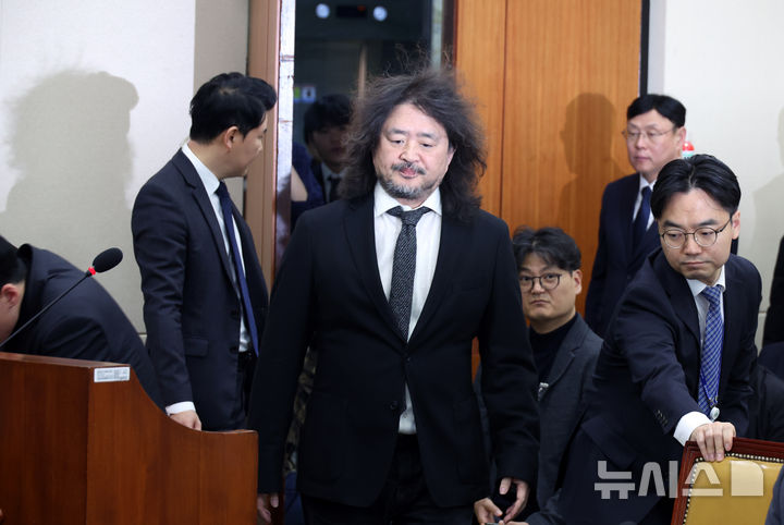 ▲ 유튜버 김어준 씨가 13일 서울 여의도 국회에서 열린 제419회 국회(임시회) 제1차 과학기술정보방송통신위원회 전체회의, 비상계엄 관련 현안질의에 참고인으로 출석하고 있다. ⓒ뉴시스