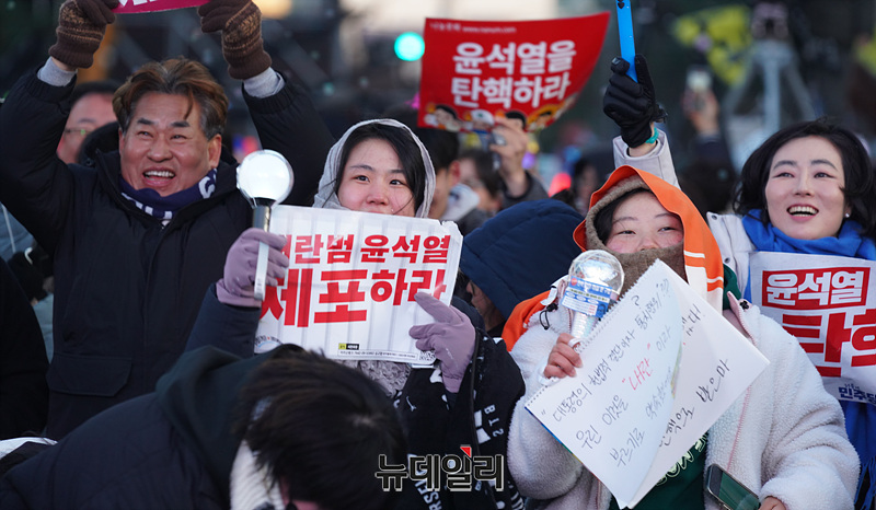 ▲ 윤석열 대통령 탄핵소추안 2번째 표결일인 14일 오후 국회의사당 앞에서 열린 탄핵찬성 집회에서 참가자들이 환호하고 있다. 2024.12.14. ⓒ서성진 기자
