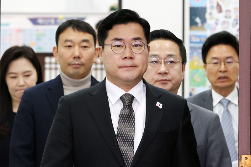 ▲ 박찬대(가운데) 더불어민주당 원내대표를 비롯한 원내지도부가 지난 22일 서울 여의도 국회에서 현안 관련 기자간담회를 하기 위해 입장하고 있다. ⓒ뉴시스