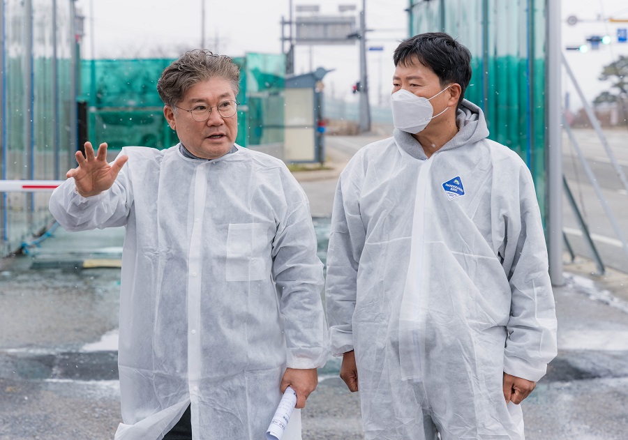 ▲ 장세일 군수가 지난 18일 축산 관계 시설 출입 차량 방역 소독 추진 상황과 운영 실태를 점검하고 현장 근무자를 격려하기 위해 거점 소독 시설을 방문했다.ⓒ영광군