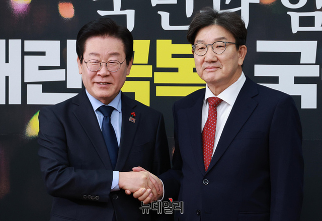 ▲ 이재명 더불어민주당 대표가 18일 오후 국회에서 권성동 국민의힘 당대표 권한대행 겸 원내대표를 접견하고 기념촬영을 하고 있다. ⓒ이종현 기자