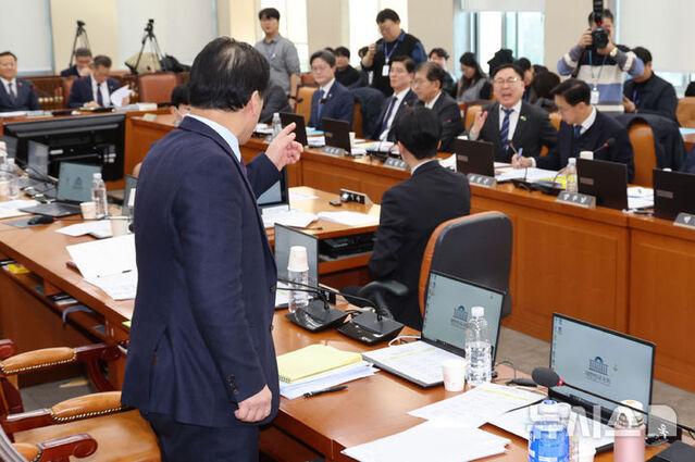▲ 5일 오전 서울 여의도 국회에서 열린 행정안전위원회 전체회의 비상계엄 관련 긴급 현안질의에서 여야간 고성이 오가고 있다. ⓒ뉴시스