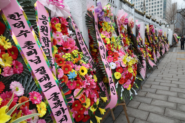 ▲ 20일 오전 서울 종로구 정부서울청사 후문에 한덕수 대통령 권한대행 국무총리를 응원하는 메시지가 담긴 화환들이 놓여 있다. 2024.12.20. ⓒ뉴시스