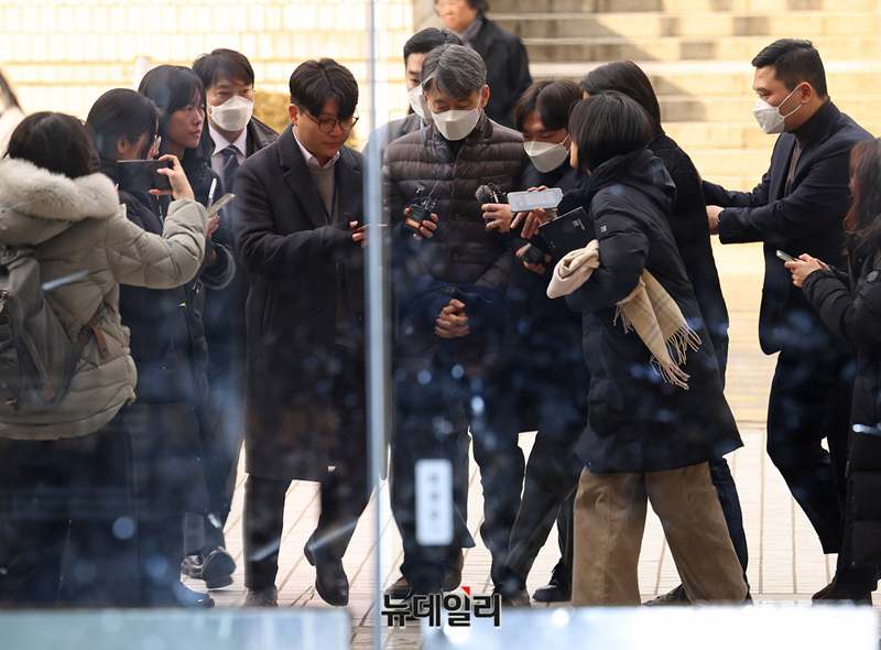 ▲ 비상계엄과 관련해 내란 혐의를 받는 조지호 경찰청장이 13일 오후 서울 서초구 서울중앙지법에서 열린 영장실질심사에 출석하고 있다. ⓒ정상윤 기자