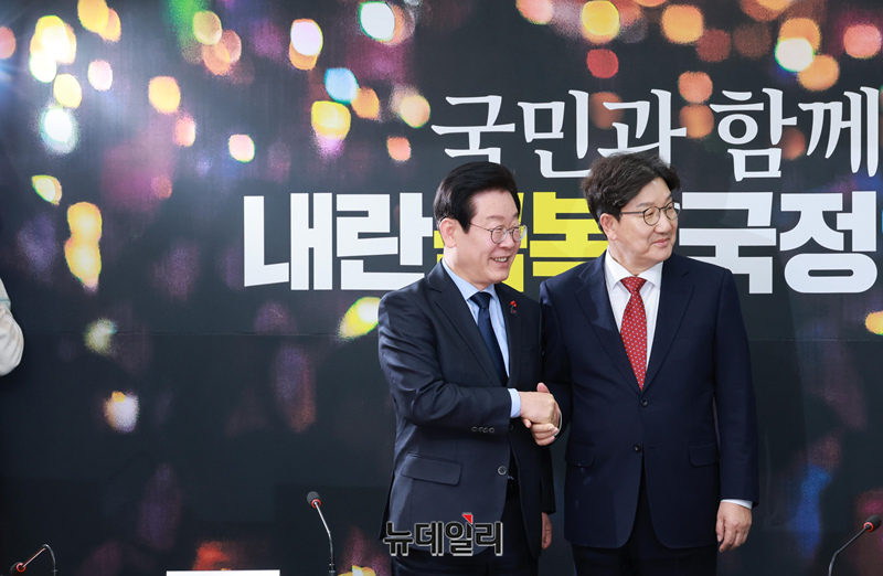 ▲ 이재명 더불어민주당 대표가 지난 18일 오후 국회에서 권성동 국민의힘 당대표 권한대행 겸 원내대표를 접견하고 기념촬영을 하는 모습. ⓒ이종현 기자