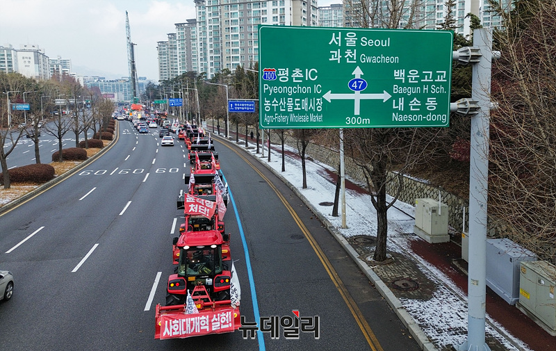 ▲ 서울경찰청이 전국농민회총연맹의 트랙터 행진을 불허한 가운데 전봉준 투쟁단이 21일 오전 경기 안양시 흥안대로를 지나 서울로 향하고 있다.ⓒ경기 안양=서성진 기자
