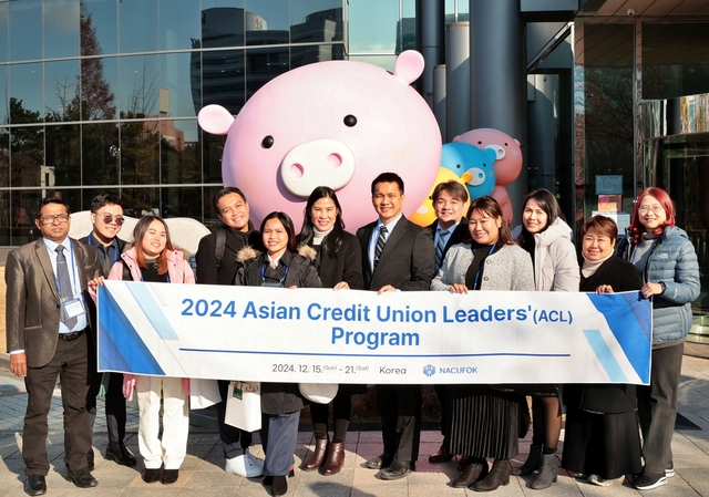 ▲ ‘2024년 아시아 신협 리더 프로그램(ACL)’에 참여한 관계자들이 기념사진을 촬영하고 있다.ⓒ신협중앙회